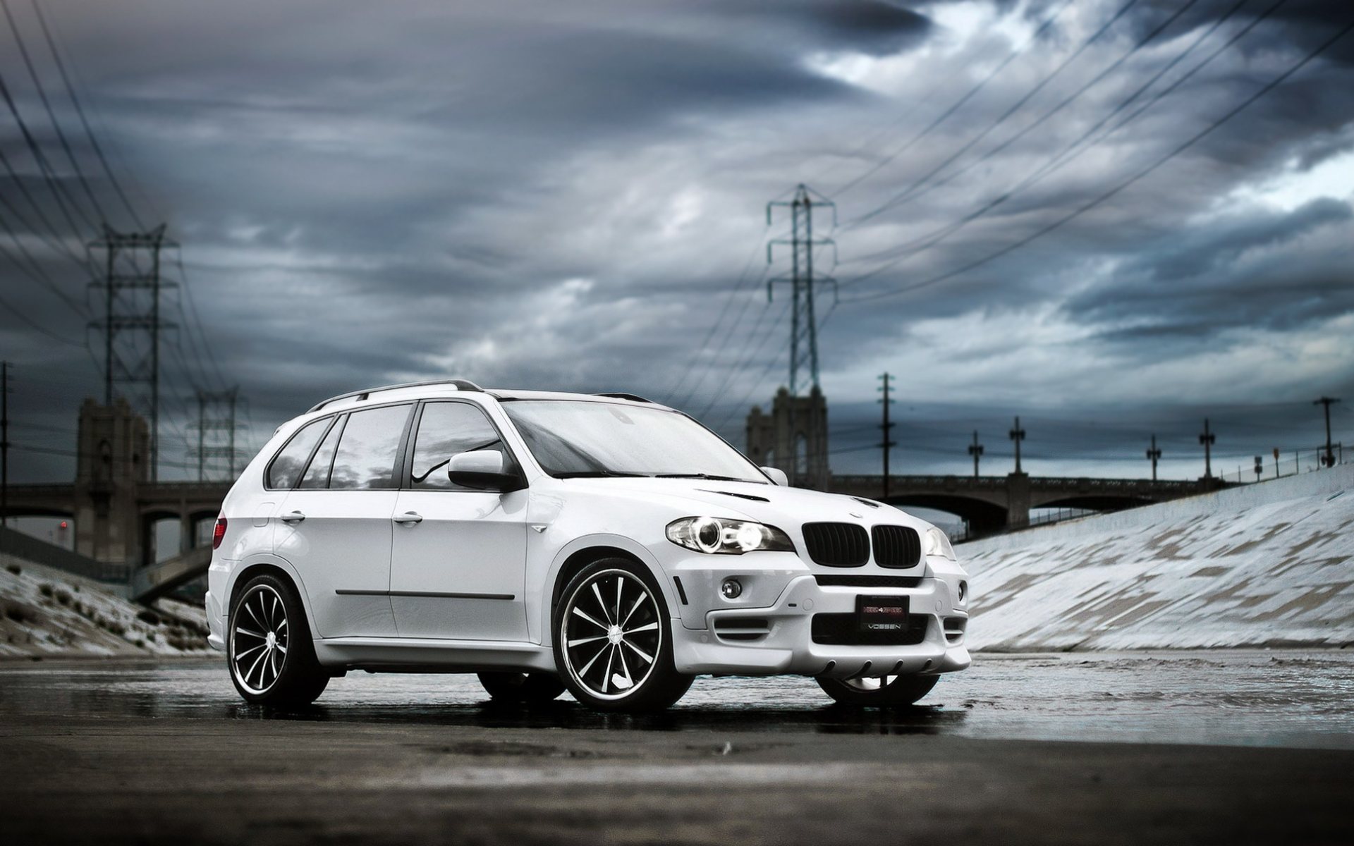 Белый BMW X5 под пасмурным небом